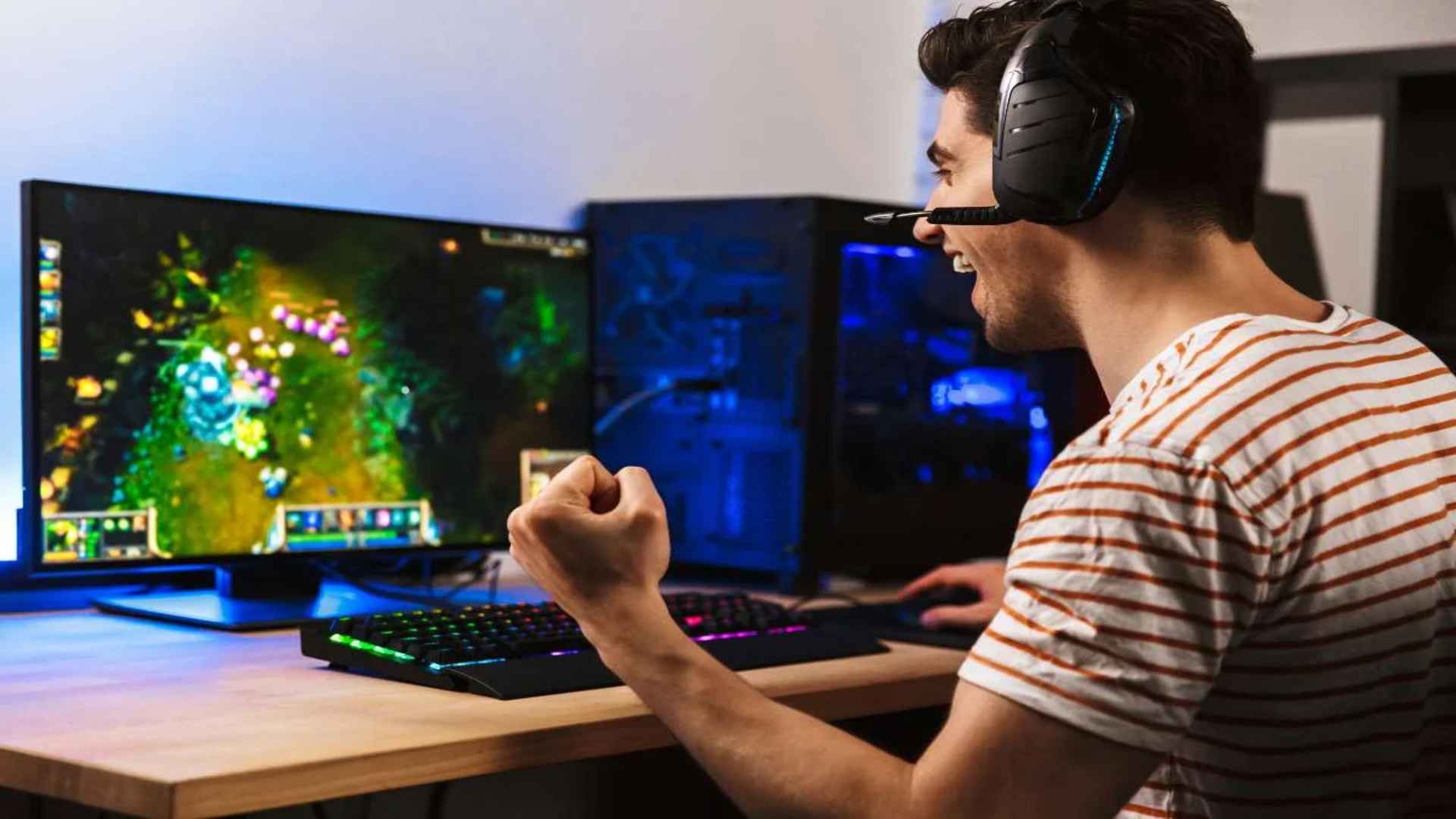 Mobile Card Games Featuring Smart Hero Progression